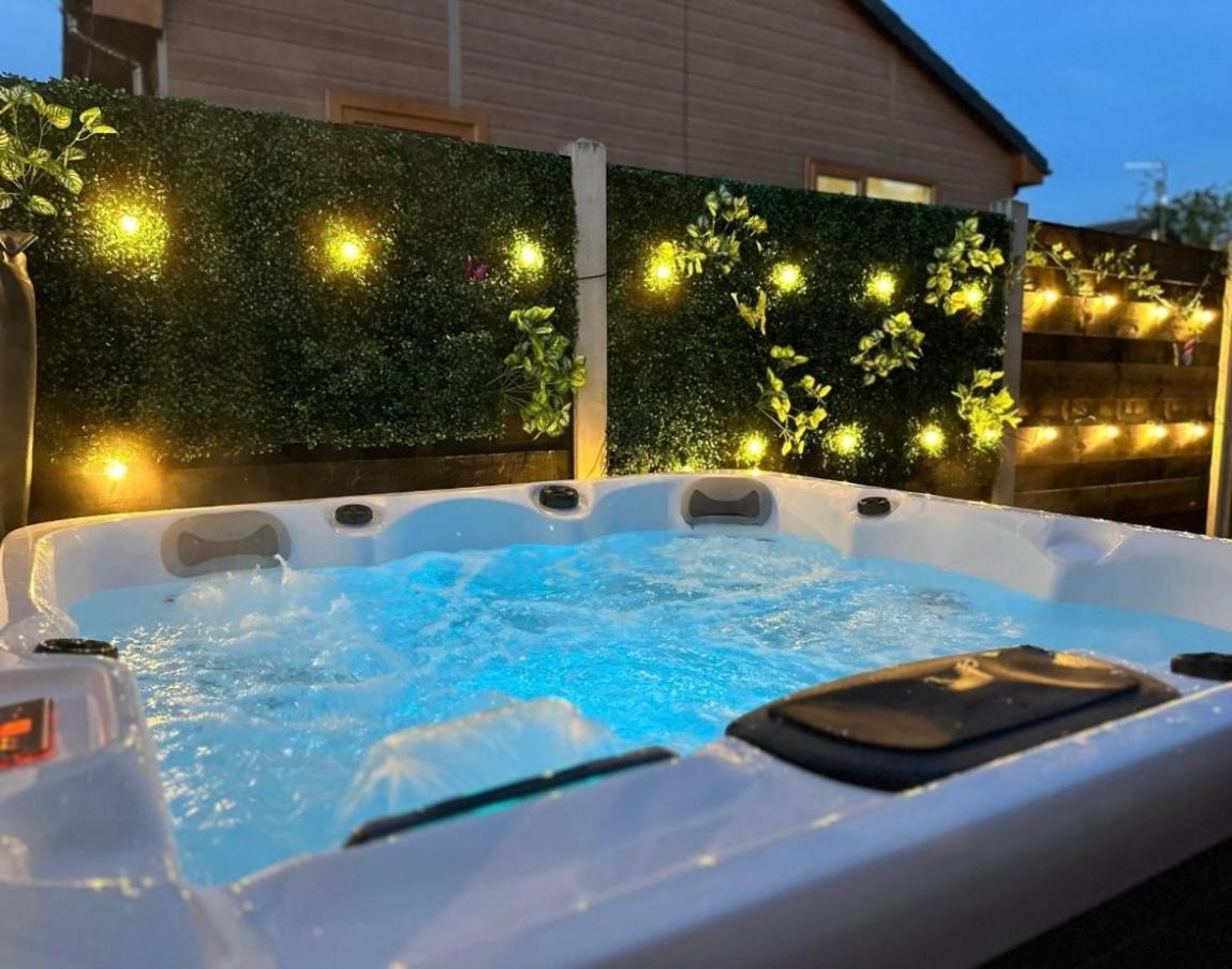Cherry Cabin With Hot Tub York Exterior photo
